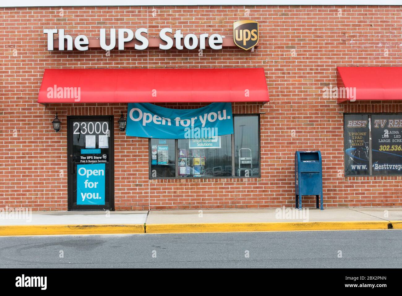 Ein Logo-Schild vor dem UPS Store in Seaford, Delaware, am 25. Mai 2020. Stockfoto