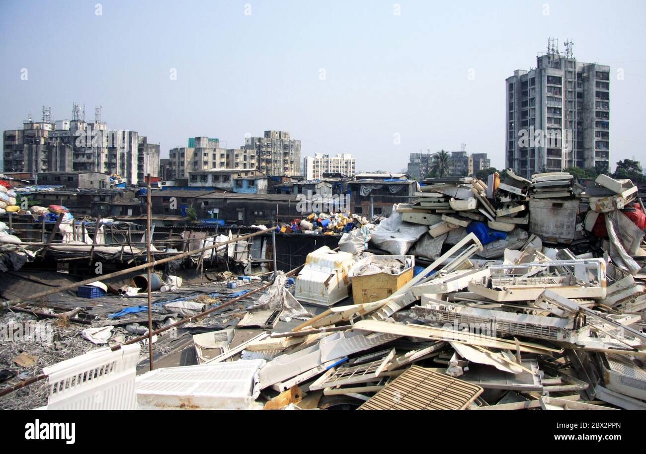 Mumbai, Indien - Dharavi Slum Abfall Dächer mit Plastikmüll und Müll auf handgebauten Slum Wohnhäuser, in der Mitte der Stadt Stockfoto