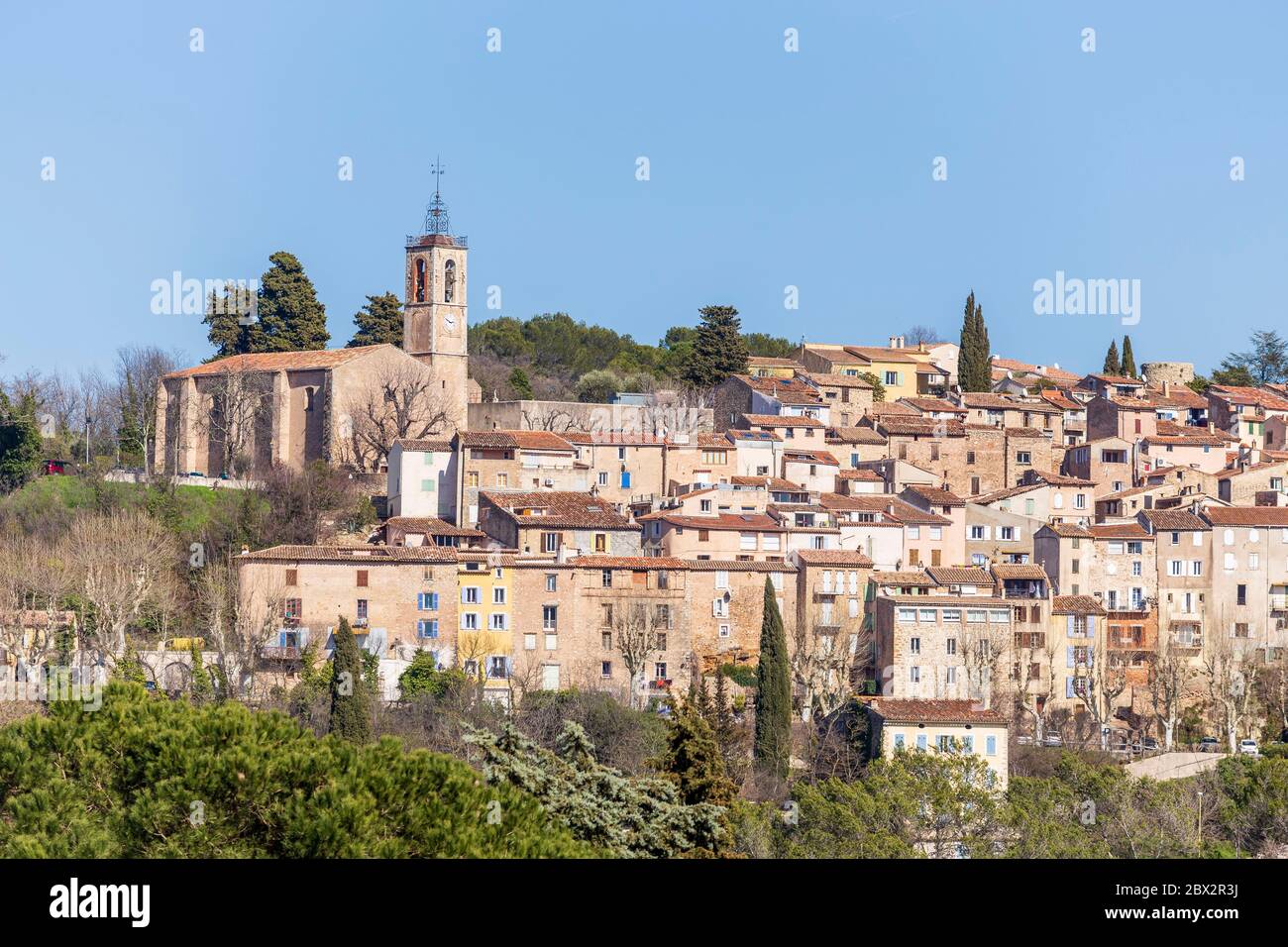 Frankreich, Var, Bagnols-en-Forêt, Blick auf das Dorf und seine Kirche Stockfoto