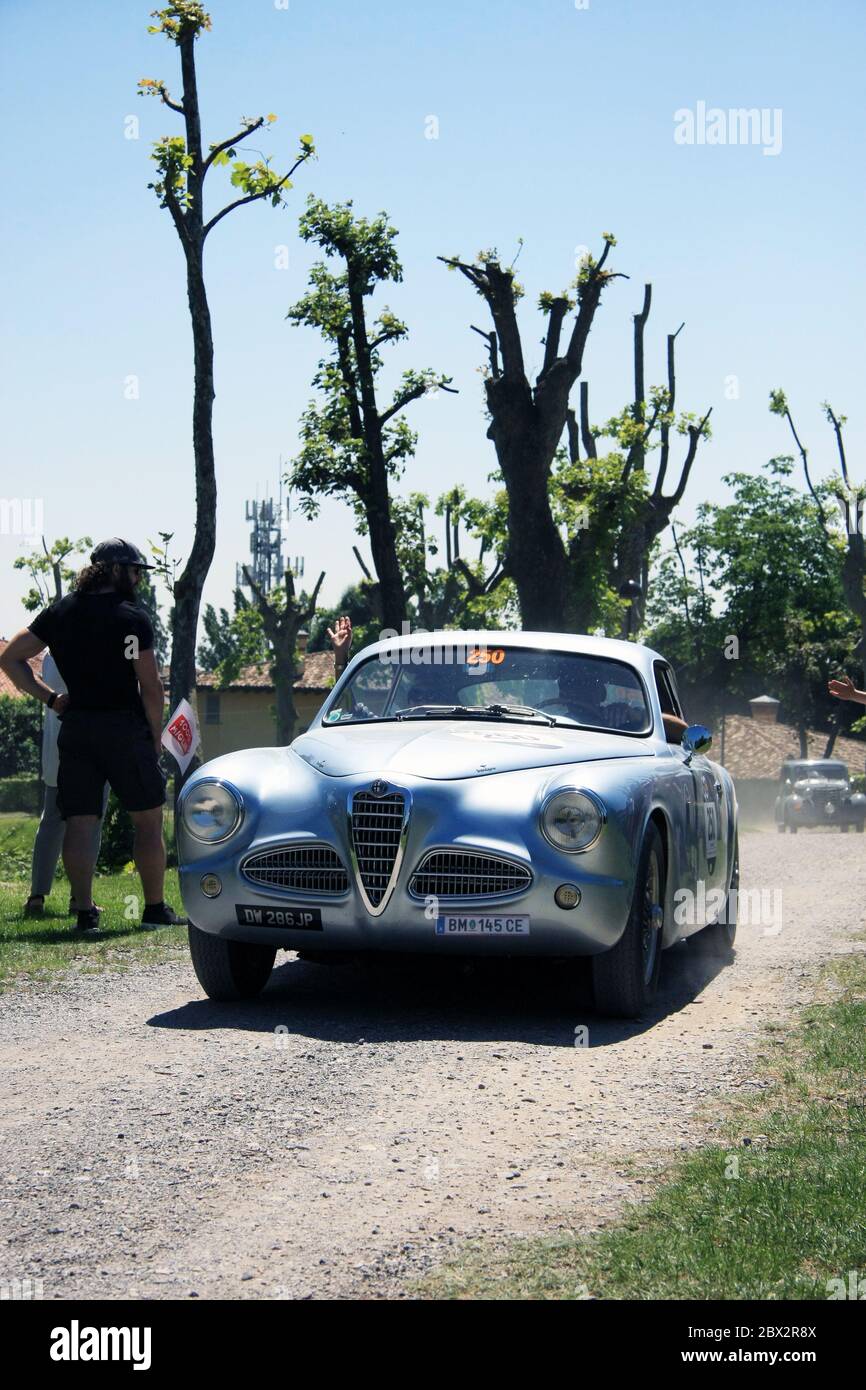 Rovato/Italien - 21. Mai 2017: Der Klassiker Alfa Romeo kommt auf die letzte Etappe der Mille Miglia in Italien Stockfoto