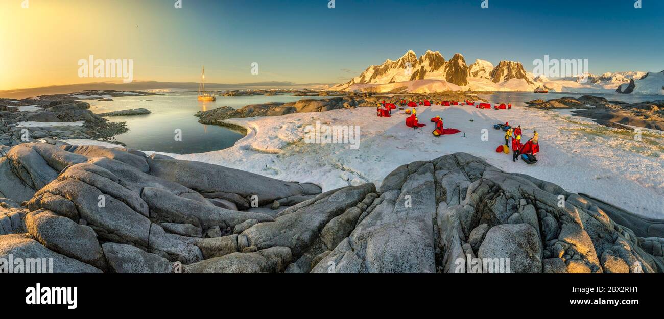 Antarktis, Südmeer, Antarktische Halbinsel, Graham Land, Wilhelm Archipel, Hovgaard Island, Installation eines Ökotourismus-Basislagers auf den Spuren des großen norwegischen Polarforschers Roald Amundsen, genau an dem Ort, wo er 1911 mit seinem Team an der Fram, Panorama-Blick, biwakiert hat Stockfoto