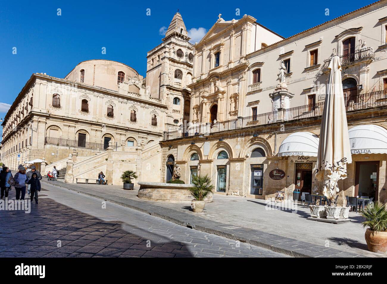 Italien, Sizilien, Noto, spätbarocke Stadt des Val di Noto als Weltkulturerbe der UNESCO, Immacolata Platz, San Francisco alle Immacolata Kirche und Santissimo Salvatore Kloster Stockfoto