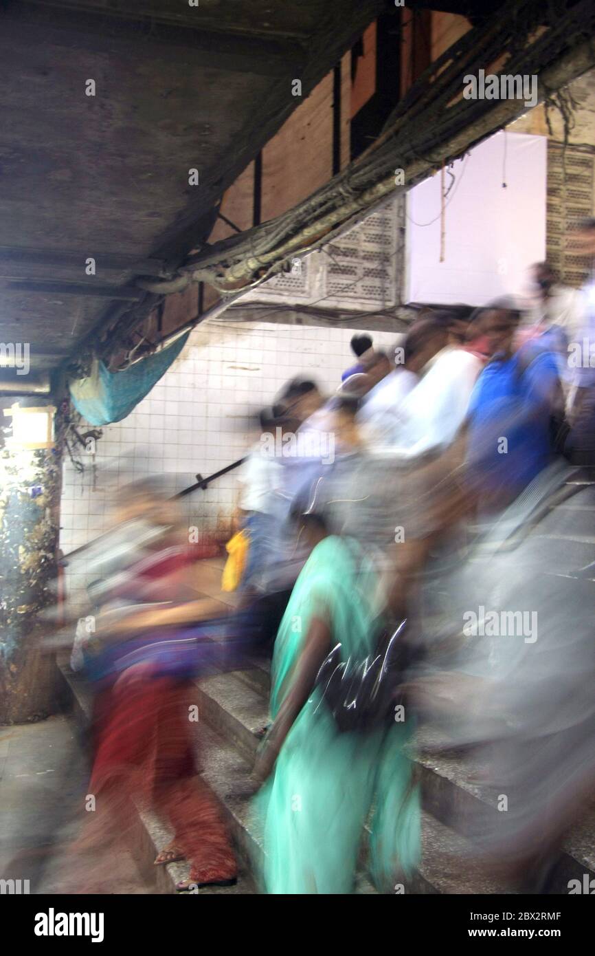 Bewegungsunschärfe von Menschen, die sich täglich auf dem Weg zur Arbeit in Indien bewegen Stockfoto