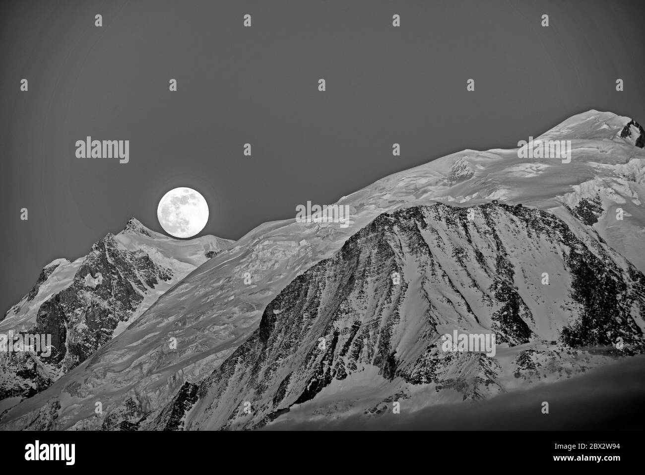 Frankreich, Haute Savoie, Alpen, Mont Blanc (4807m) bei Sonnenuntergang, aufgehender Mond Stockfoto