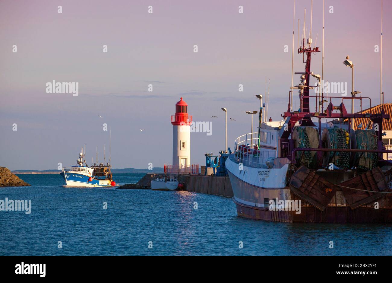 Frankreich, Charente-Maritime (17), retour de pêche d'un chalutier sur le Port de la Cotinière à Saint-Pierre d'Oléron Stockfoto