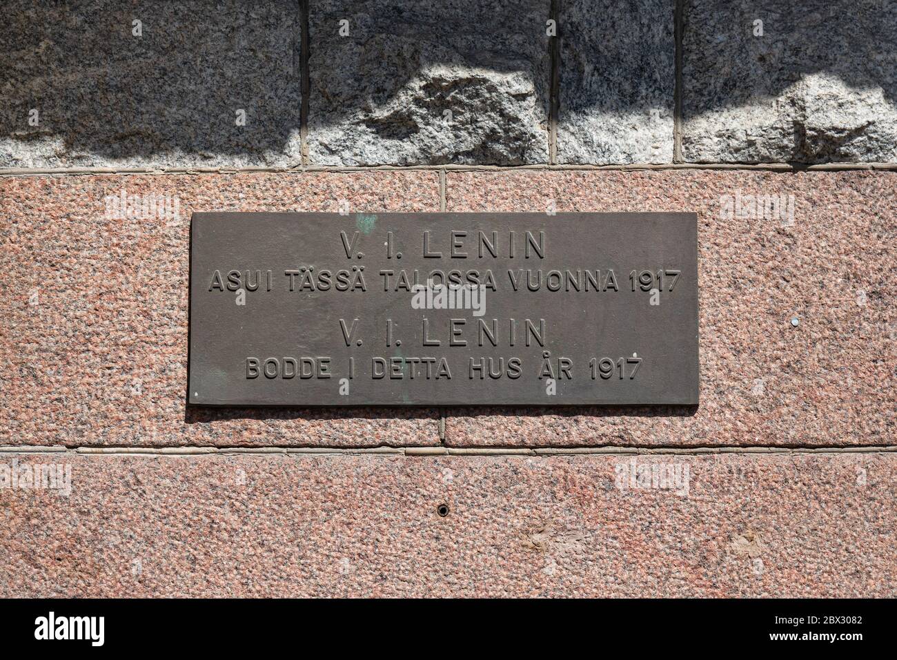 In diesem Gebäude wohnte 1917 W. I. Lenin. Melden Sie sich auf Finnisch und Schwedisch an der Wand Sörnäisten rantatie 1 im Stadtteil Hakaniemi in Helsinki, Finnland. Stockfoto