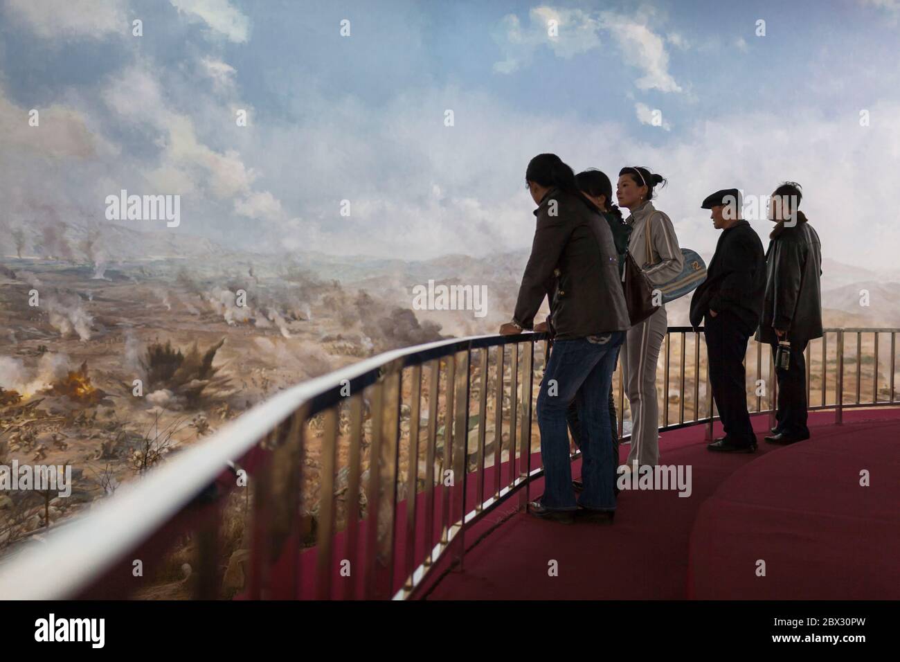 China, Provinz Liaoning, Stadt Dandong, Gedenkstätte des Krieges um der US-Aggression zu widerstehen und Korea zu helfen, beobachten chinesische Touristen ein Schlachtfeld Diorama Stockfoto