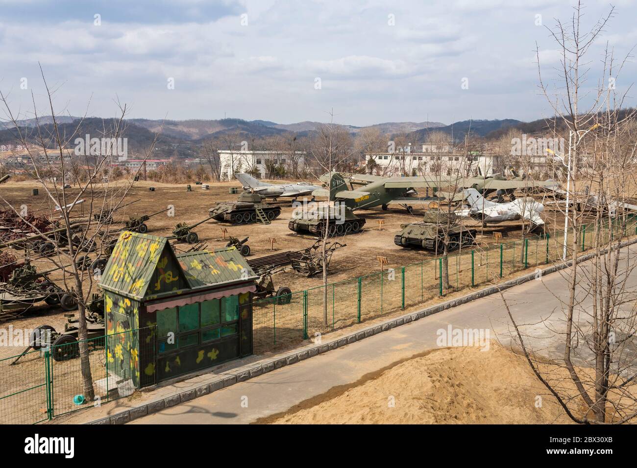 China, Provinz Liaoning, Dandong City, Memorial of the war to Resisting US Aggression and Aid Korea, Koreanisches Kriegsmuseum, Ausstellung von gepanzerten Fahrzeugen, Kampfflugzeugen und Kanonen Stockfoto