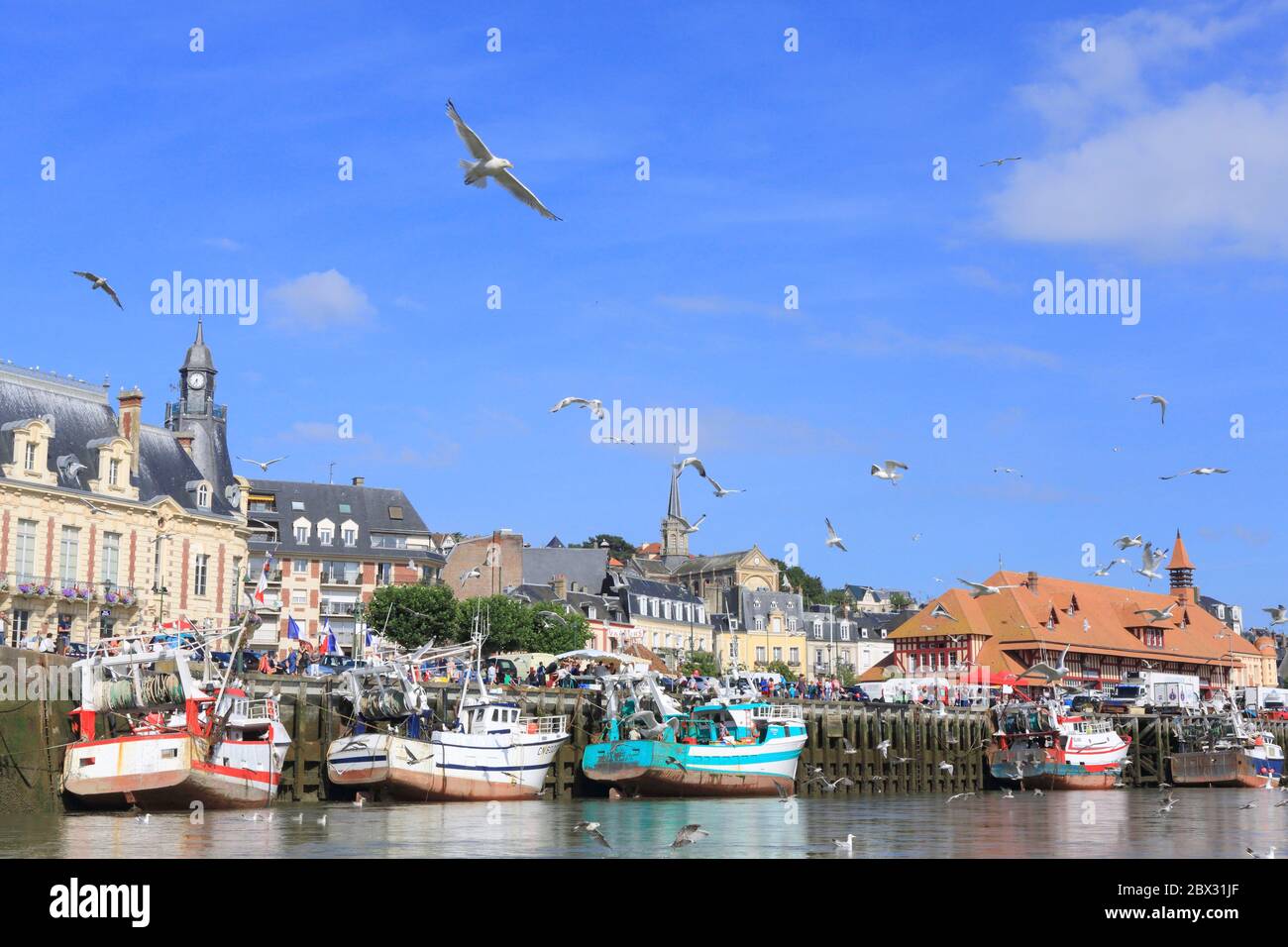 Frankreich, Calvados, Pays d'Auge, Trouville sur Mer, Fischerboote auf den Touques mit dem Fischmarkt auf der rechten Seite das Hotel de Ville Stockfoto