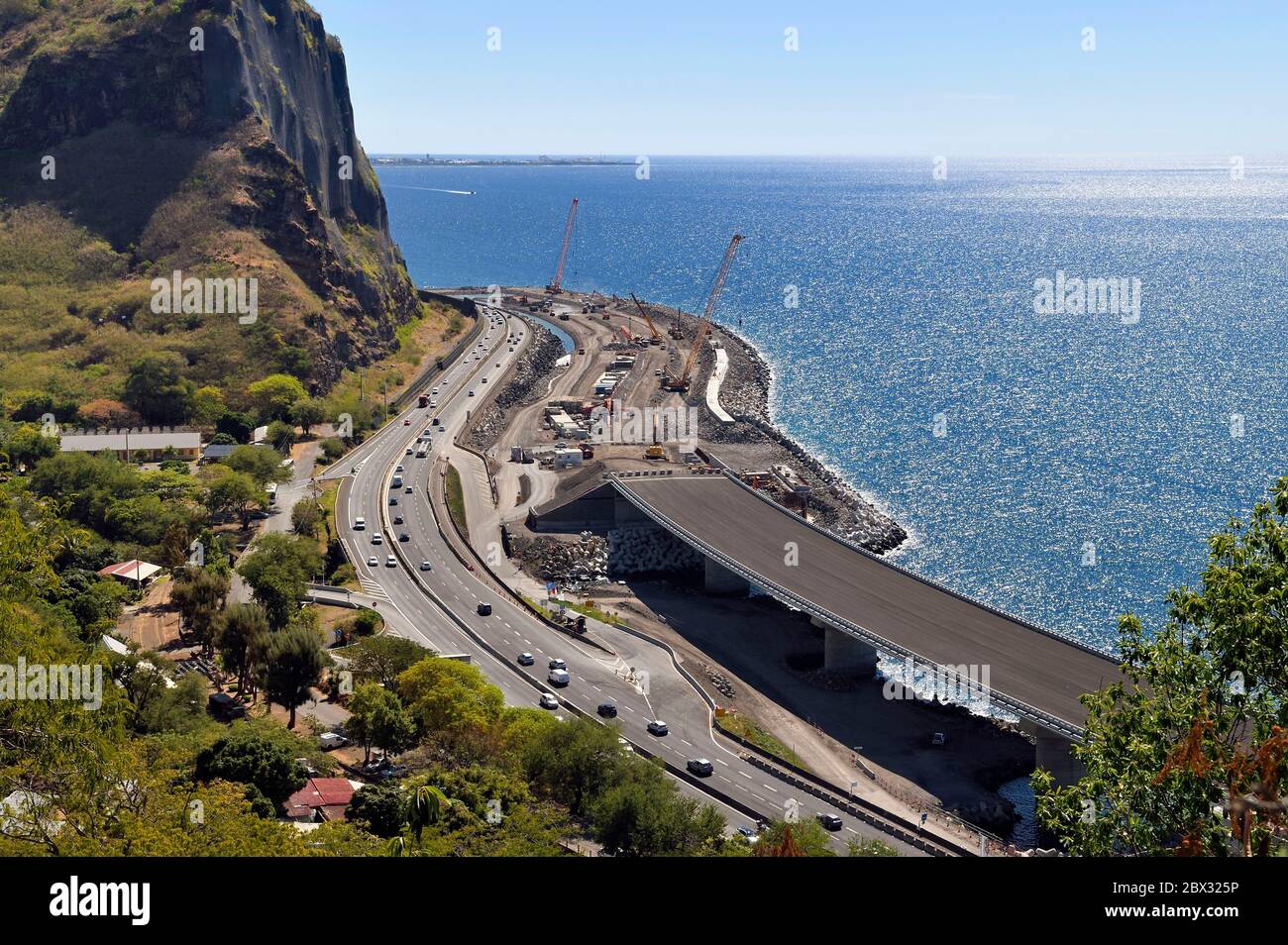 Frankreich, Réunion (Französisch Übersee-Department), La Possession, Bau der Neuen Küstenstraße ( Nouvelle Route du Littoral - NRL) bei La Grande Chaloupe, 5.4 km lange Seeviadukt zwischen der Hauptstadt Saint-Denis und dem wichtigsten Handelshafen im Westen Stockfoto