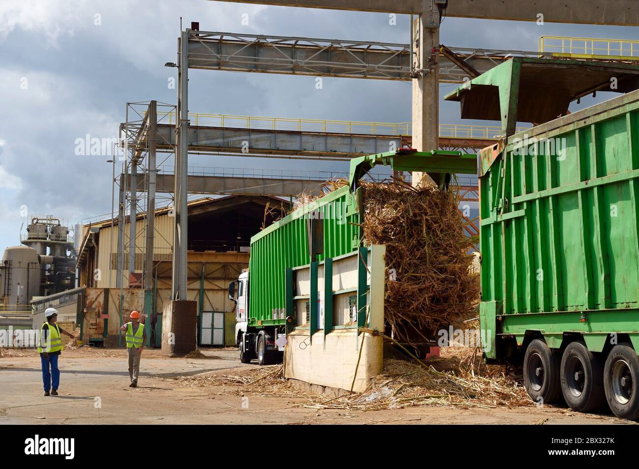 Frankreich, Réunion Island (Französisch Übersee-Department), Saint-Louis, Le Gol Zuckerfabrik, Entladen des Zuckerrohres von Lastwagen oder Anhänger genannt localy cachalot Stockfoto