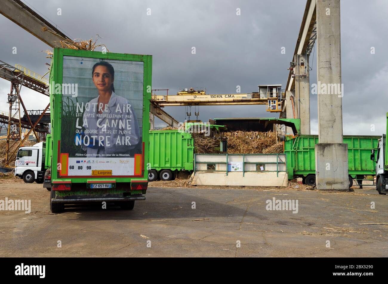 Frankreich, Réunion Island (Französisch Übersee-Department), Saint-Louis, Le Gol Zuckerfabrik, Entladen des Zuckerrohres von Lastwagen oder Anhänger genannt localy cachalot Stockfoto