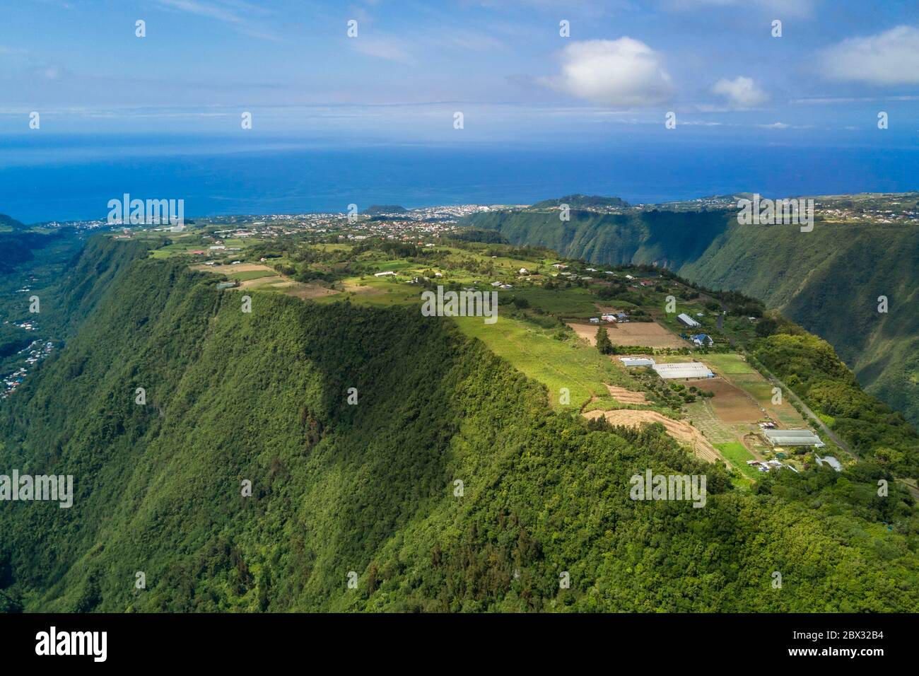 Frankreich, Réunion (französische Überseeabteilung), Saint Joseph, Grand-Coude, Hochebene zwischen dem Remparts-Fluss im Westen (rechts) und dem Langevin-Fluss im Osten (links) (Luftaufnahme) Stockfoto