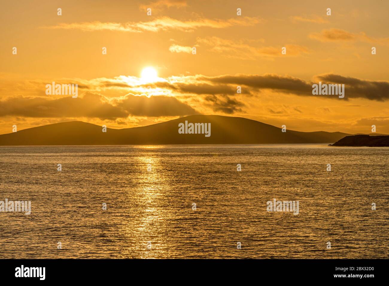 Südamerika, Südatlantik, Falklandinseln, Britisches Überseegebiet, Sonnenaufgang über Saunders Island Stockfoto