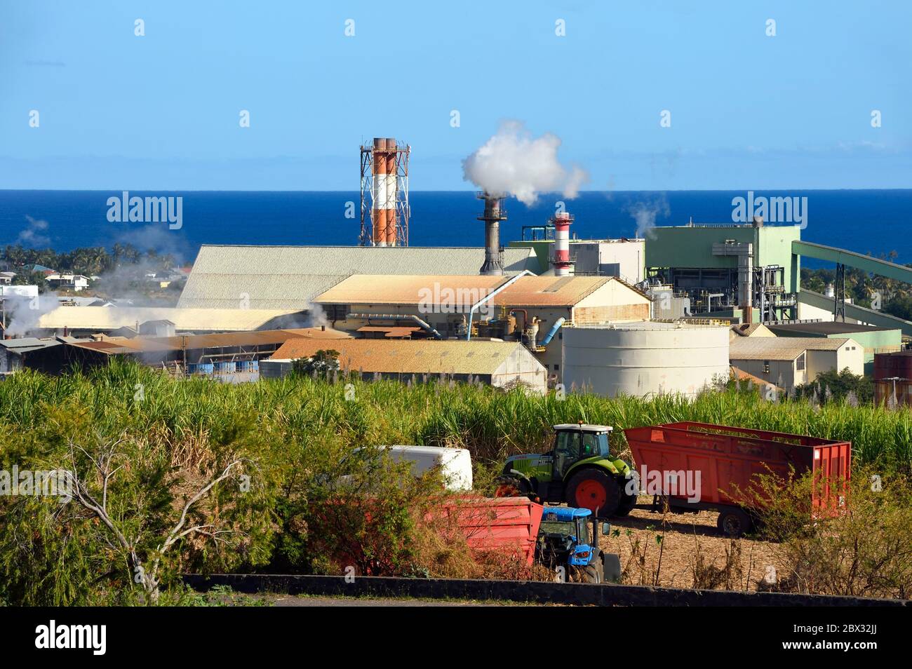 Frankreich, Réunion Island (Französisch Übersee-Department), Saint-Louis, Le Gol Zuckerfabrik hinter den Zuckerrohrfeldern Stockfoto