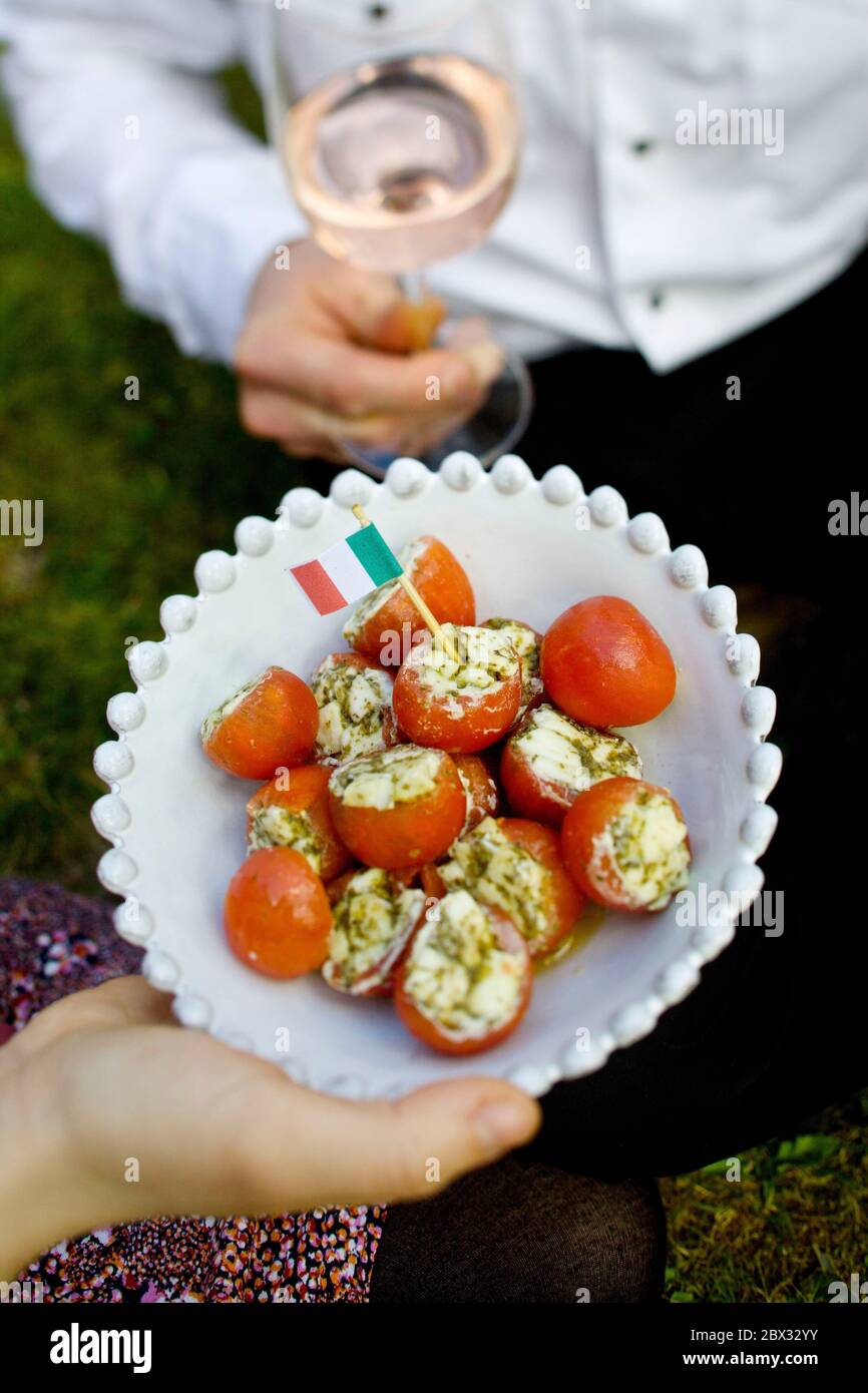 Italienisches Mittagessen mit gefüllten Tomaten Stockfoto