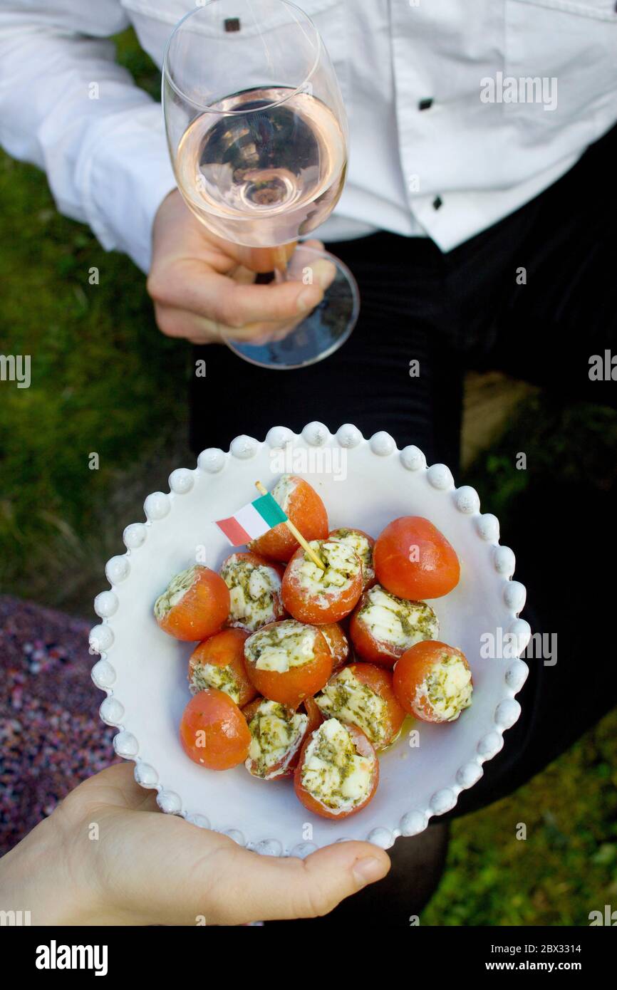 Italienisches Mittagessen mit gefüllten Tomaten Stockfoto
