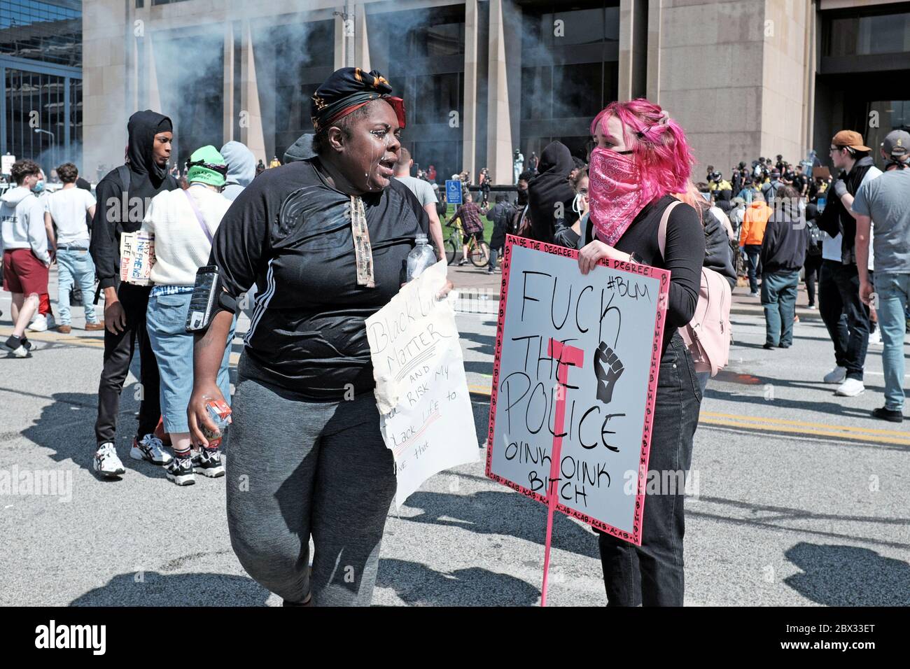 Ein schwarzes Frauengesicht wird mit Milch überzogen, um die Wirkung von Pfefferspray zu neutralisieren, das während der Proteste in Cleveland, Ohio, USA, geschossen wurde. Stockfoto