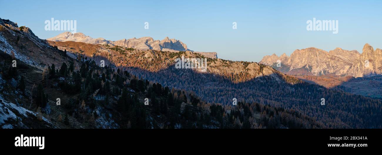 Frühmorgens Herbst alpinen Dolomiten Bergkulisse. Ruhiger Panoramablick vom Valparola Pass, Belluno, Italien. Malerisches Reisen, saisonal, ein Stockfoto