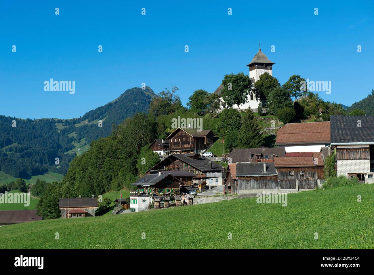 Schweiz, Kanton Waadt, Land Enhaut, Goldenpass-Zug, Übergang zum Chateau d'Oex, der Tempel aus dem 15. Jahrhundert auf seinem Buckel und seinem kaiserlichen Glockenturm Stockfoto