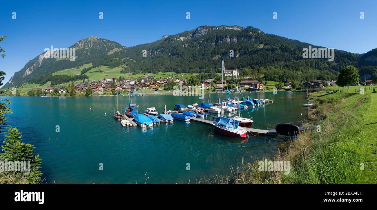 Suisse, Canton de Obwad, Zug Goldenpass passe vers le somptueux lac de Lungern, vue panoramique sur le Village,le lac, le Petit Port et le mont Gupfi (2043 m) Stockfoto