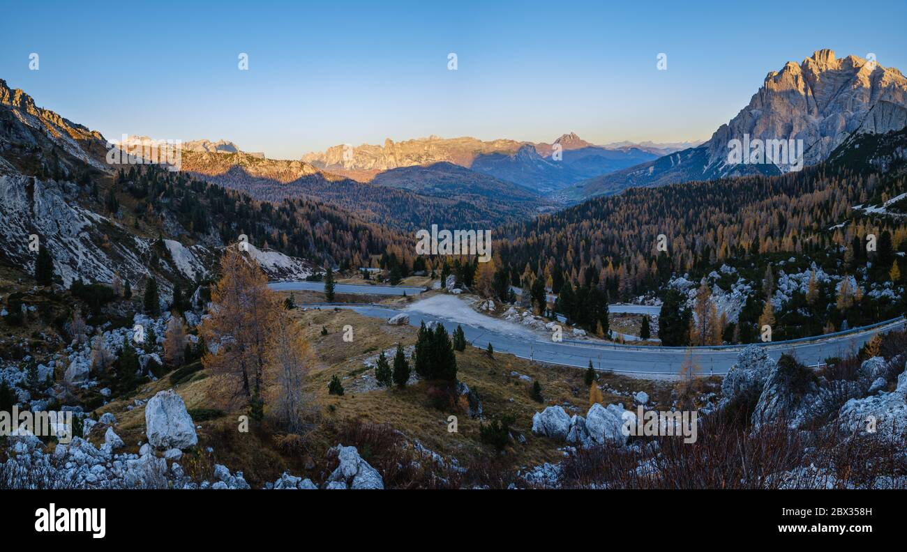 Am frühen Morgen Herbst alpine Dolomiten Berg in den ersten Sonnenstrahlen. Ruhiger Panoramablick vom Valparola Pass, Belluno, Italien. Stockfoto