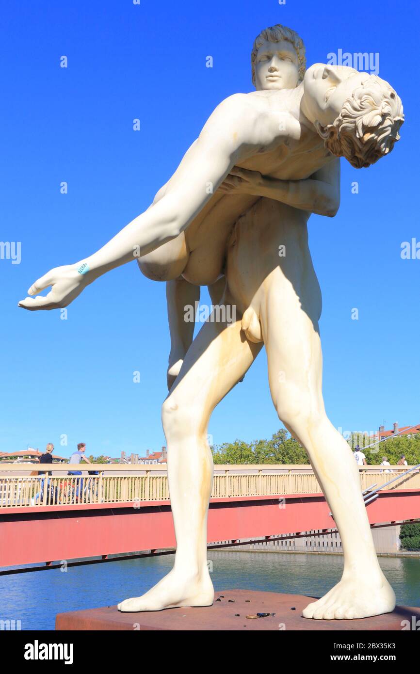 Frankreich, Rhone, Lyon, Skulptur das Gewicht der eigenen Person, gestaltet von den Künstlern Elmgreen & Dragset mit der Passerelle du Palais de Justice Stockfoto