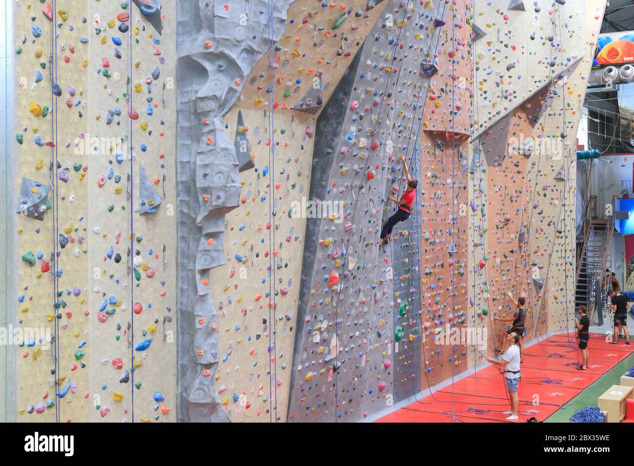 Frankreich, Rhone, Lyon, Aufstieg Gerland, Kletterhalle, Kletterer an Kletterwänden Stockfoto