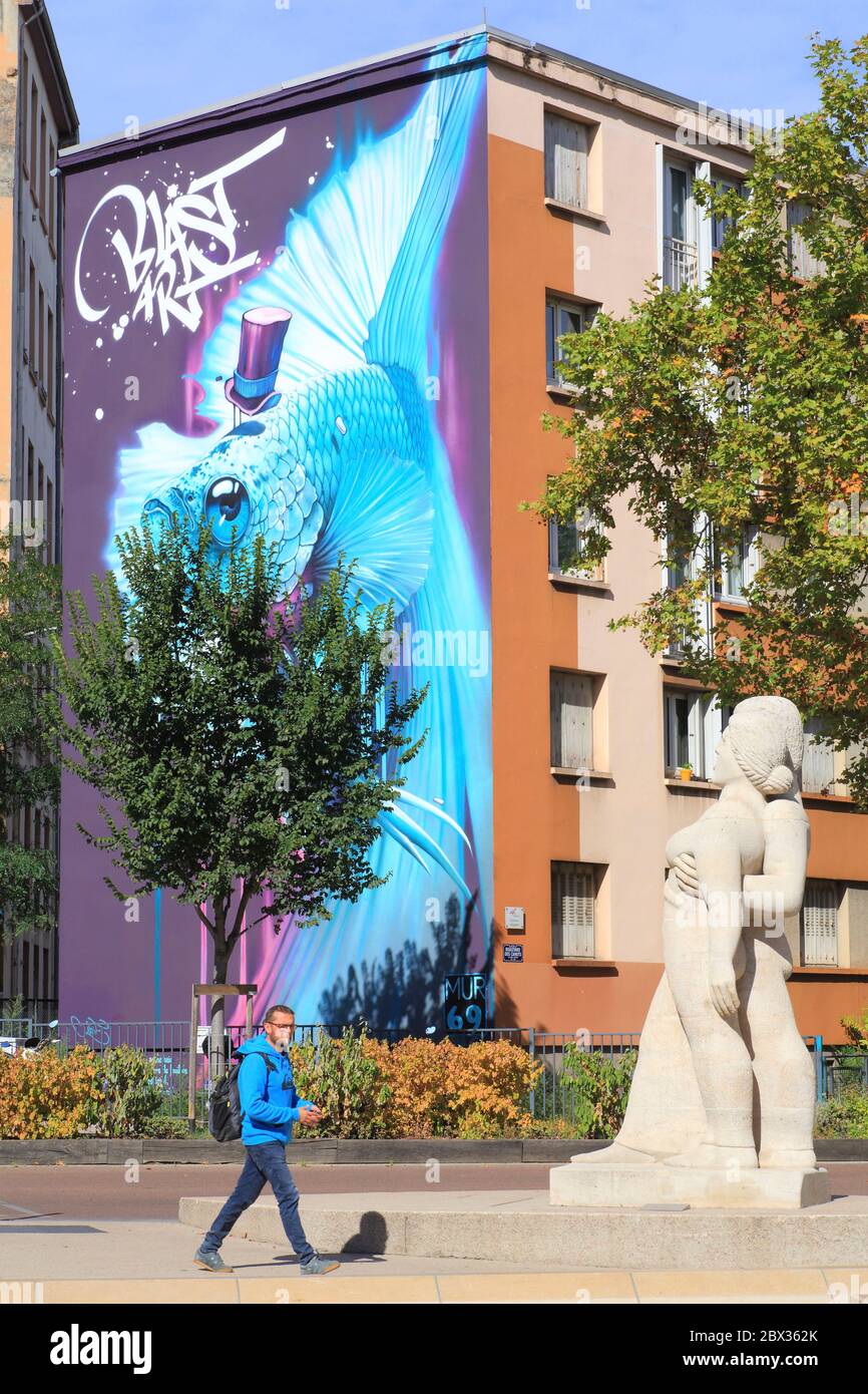 Frankreich, Rhone, Lyon, Croix Rousse, Place des Tapis, Fresko, das 2017 vom Graffiti-Künstler Kalouf und der Skulptur Le Chant des Canuts von Georges Salendre produziert wurde Stockfoto