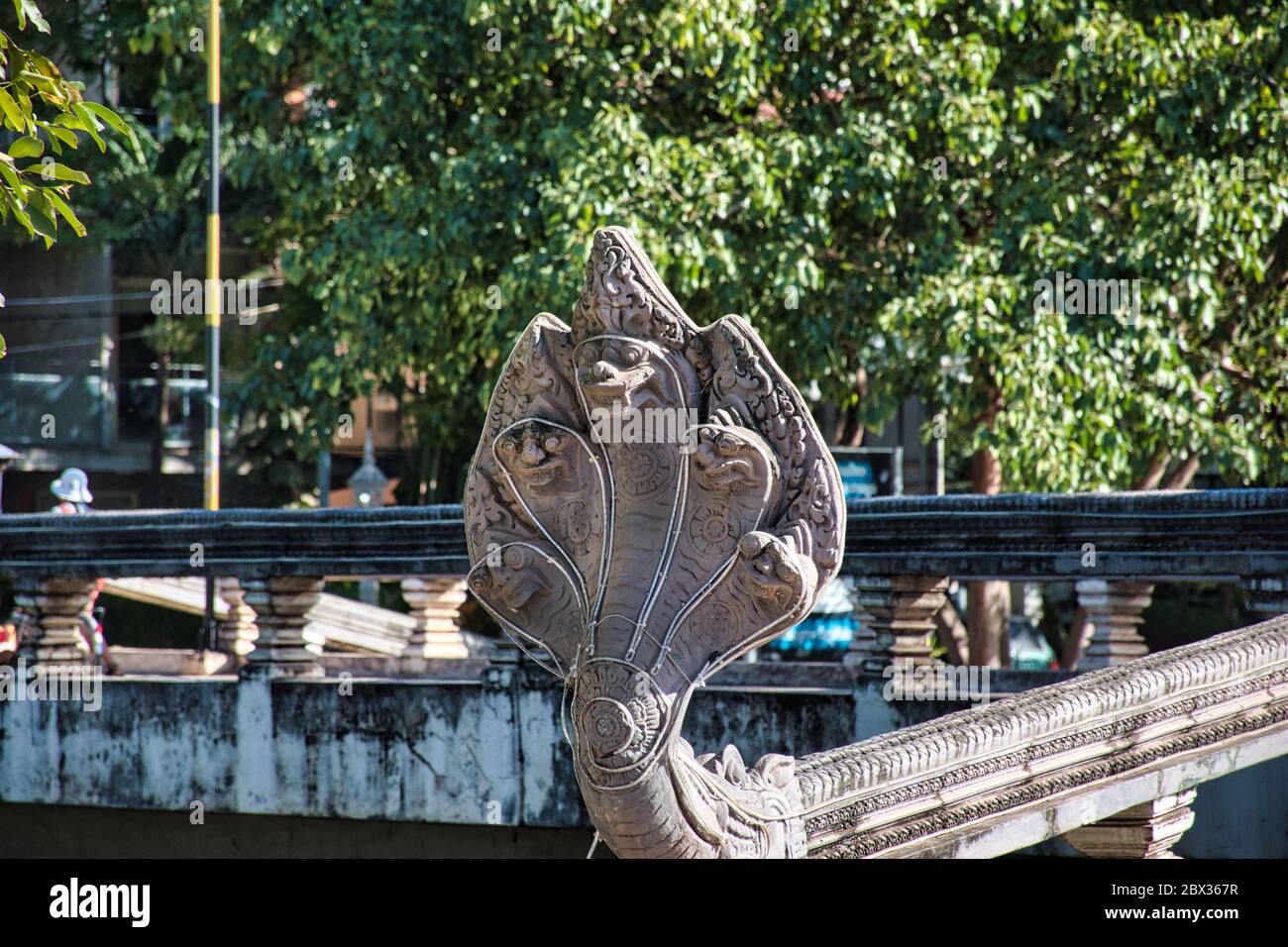 5 Headed Naga, Schlange Skulptur in Siem Reap Diese Geschöpfe sind göttliche, halb-göttliche Gottheiten oder eine halb-göttliche Rasse von halb-menschlichen halb-Schlange Wesen Stockfoto