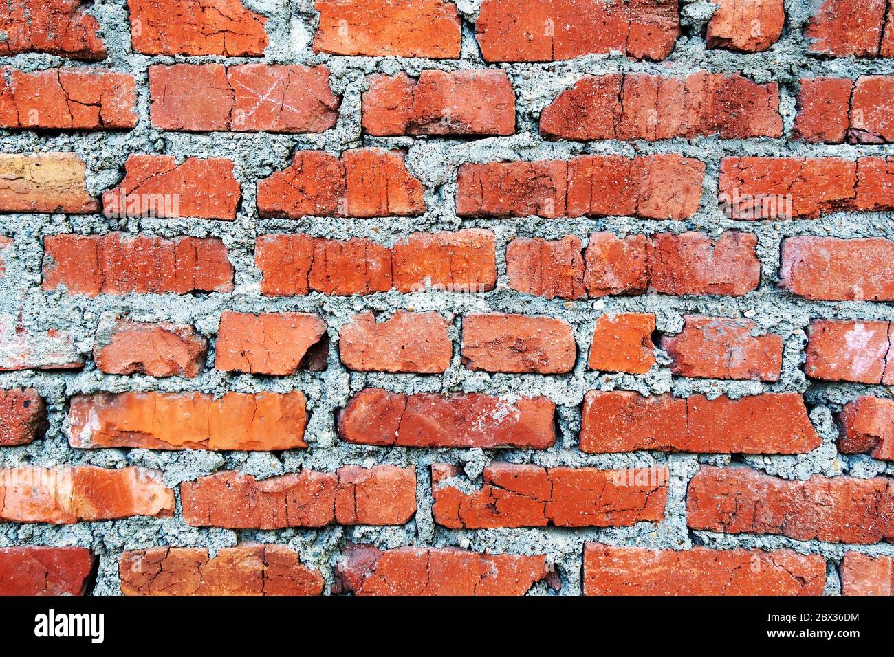 Braune Ziegelwand. Leerer horizontaler Hintergrund mit alten Ziegeln und Mörtel. Stockfoto