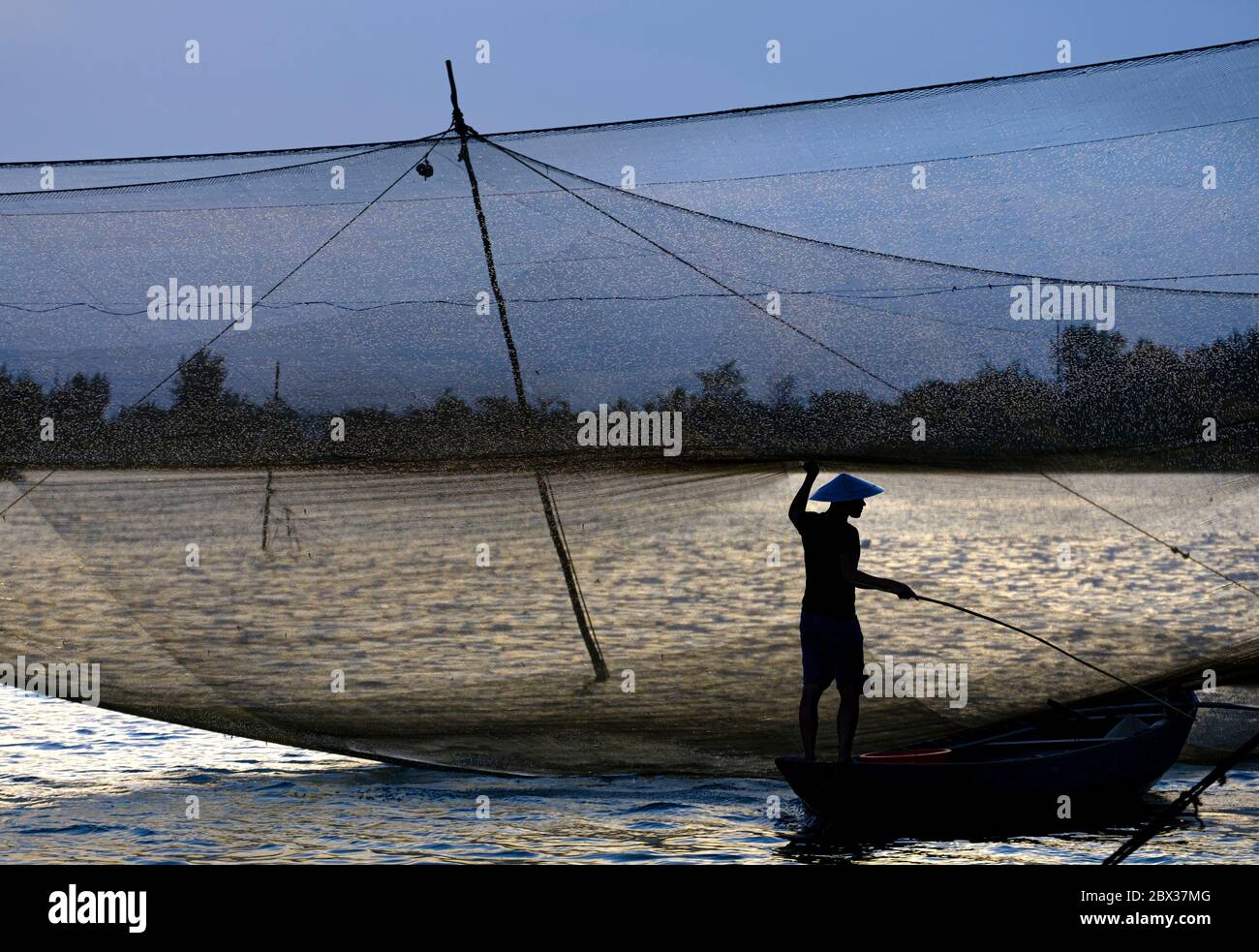 Vietnam, Quang Nam Provinz, Hoi an, DIP-Netz Angeln auf Thu Bon Fluss Stockfoto