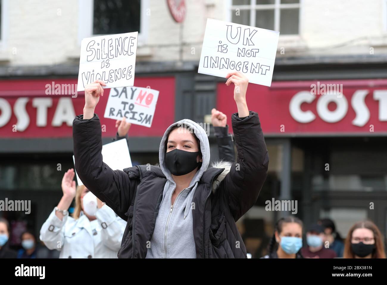 Hereford, Herefordshire, Großbritannien – Donnerstag, 4. Juni 2020 – Protestierende versammeln sich in Hereford als Teil der Black Lives Matter ( BLM ) Kampagne in Erinnerung an George Floyd, der kürzlich von Polizeibeamten in Minneapolis, Minnesota, USA getötet wurde. Die Anzahl der Gäste wurde auf ca. 800 geschätzt. Foto Steven May / Alamy Live News Stockfoto