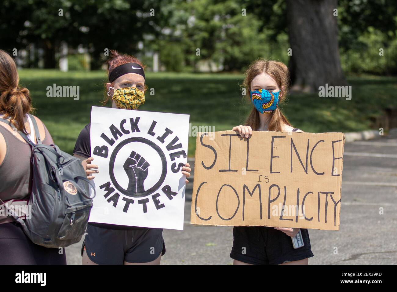 TREDYFRIN, Pennsylvania, USA. Juni 2020. Demonstranten betrachten den marsch von der Seite der Lancaster Avenue Quelle: Val Pucci/Alamy Live News Stockfoto