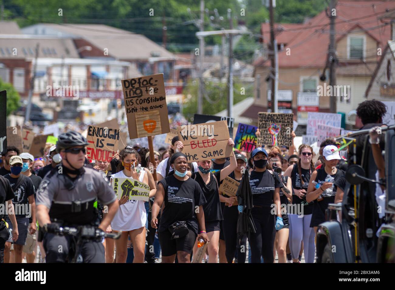 TREDYFRIN, Pennsylvania, USA. Juni 2020. Protestierende marschieren durch Berwyn, PA entlang der Lancaster Avenue Quelle: Val Pucci/Alamy Live News Stockfoto