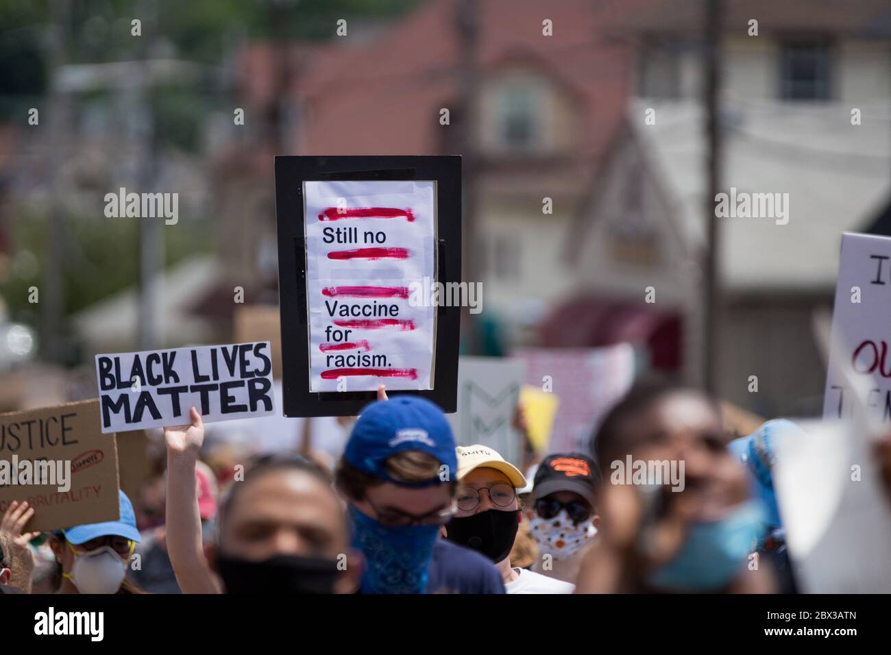 TREDYFRIN, Pennsylvania, USA. Juni 2020. Protestierende marschieren durch Berwyn, PA entlang der Lancaster Avenue Quelle: Val Pucci/Alamy Live News Stockfoto