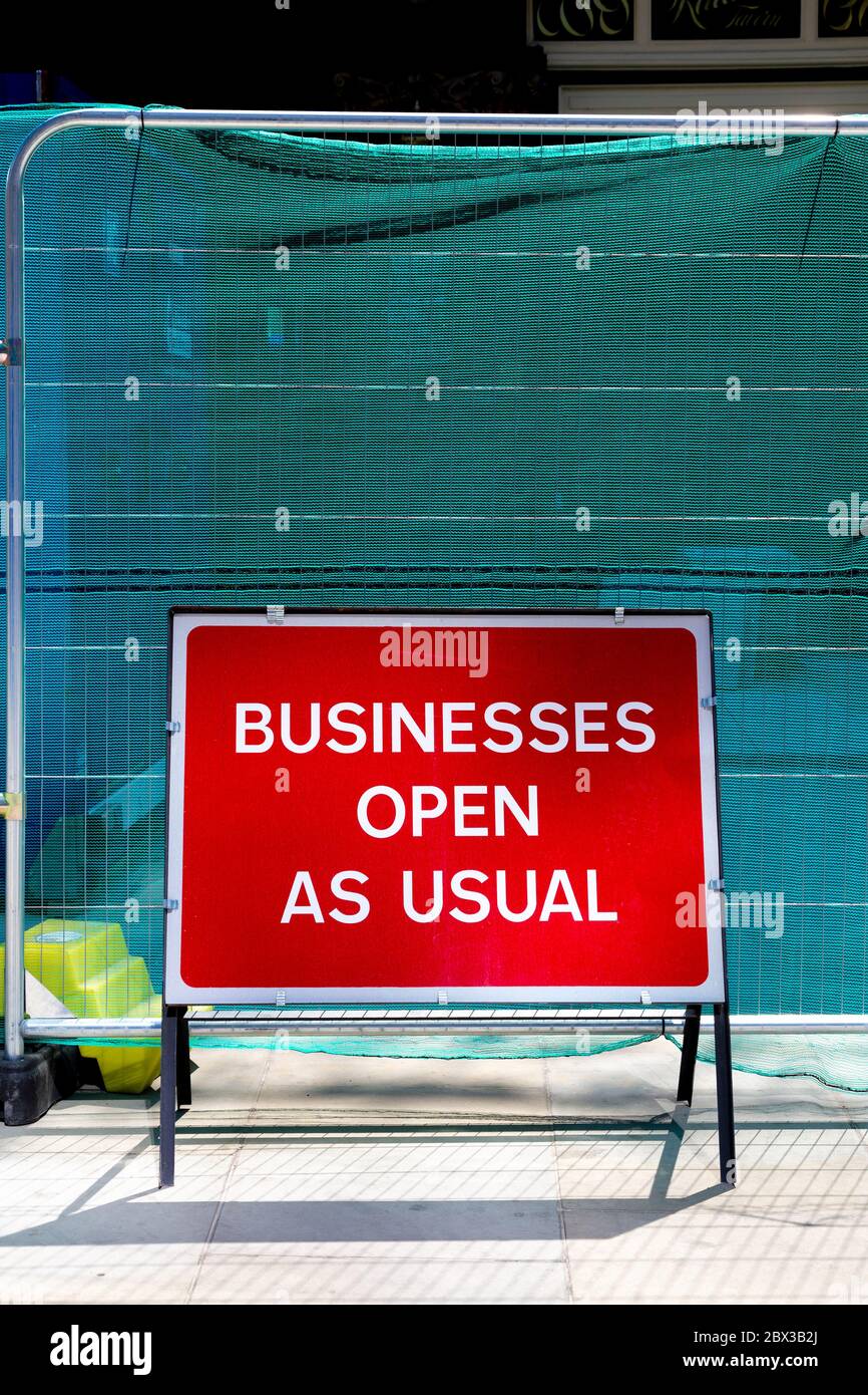 Rotes Straßenschild „Business Open as Usual“ Stockfoto