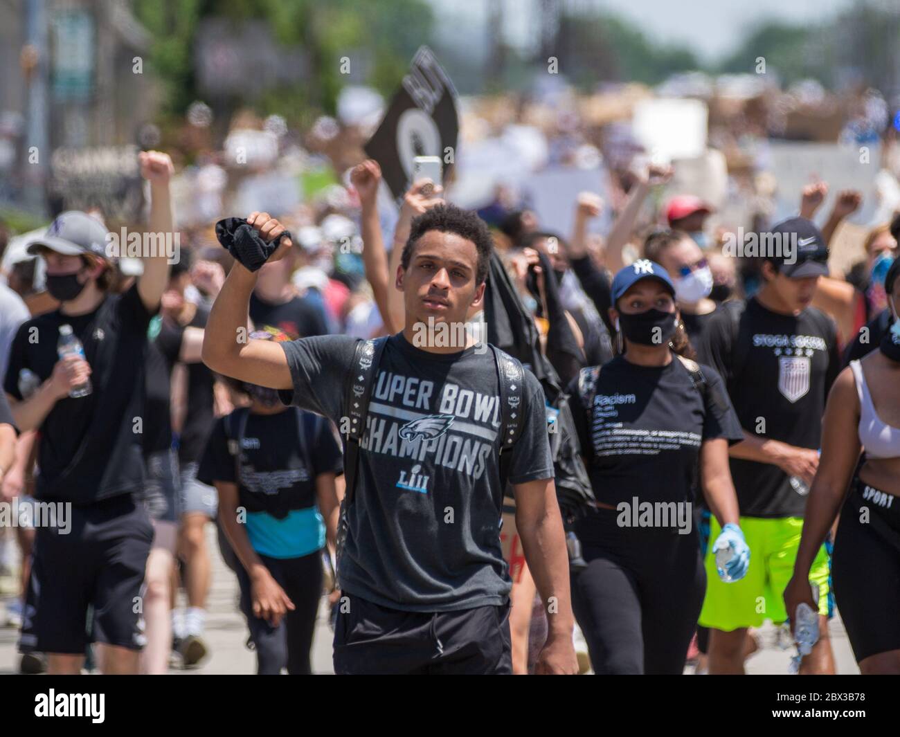 TREDYFRIN, Pennsylvania, USA. Juni 2020. BLM-Demonstranten marschieren durch Paoli, PA entlang der Lancaster Avenue Quelle: Val Pucci/Alamy Live News Stockfoto