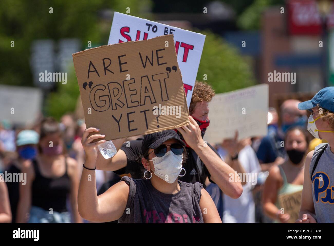 TREDYFRIN, Pennsylvania, USA. Juni 2020. BLM-Demonstranten marschieren durch Paoli, PA entlang der Lancaster Avenue Quelle: Val Pucci/Alamy Live News Stockfoto