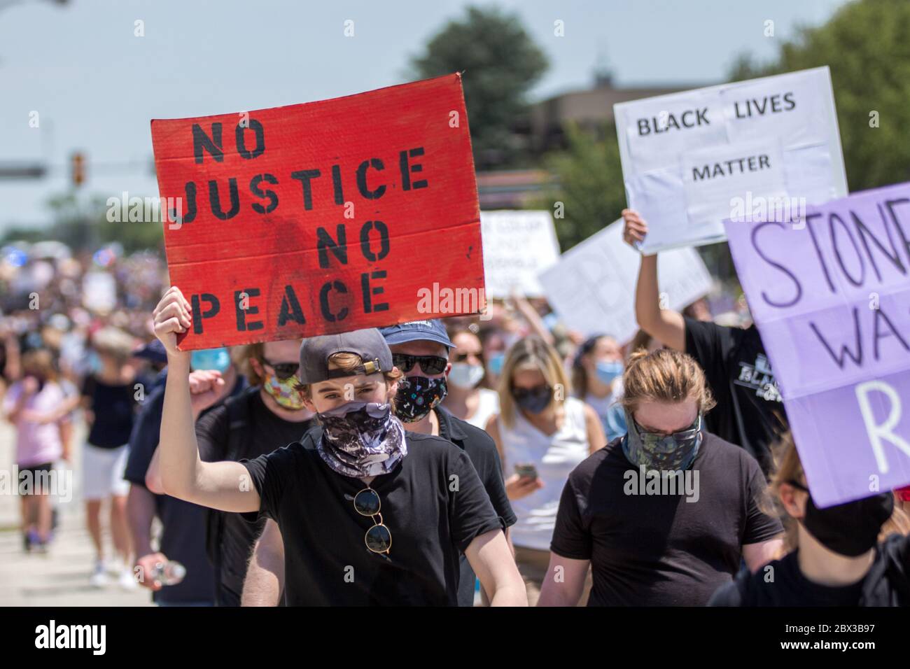 TREDYFRIN, Pennsylvania, USA. Juni 2020. BLM-Demonstranten marschieren durch Paoli, PA entlang der Lancaster Avenue Quelle: Val Pucci/Alamy Live News Stockfoto