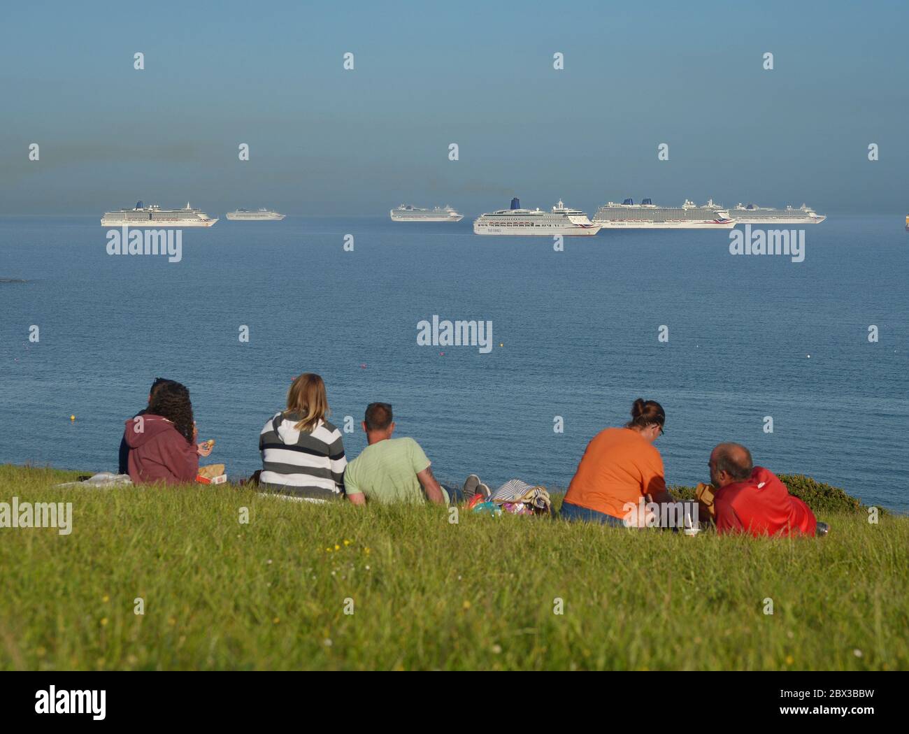 Die gesamte P&O-Kreuzfahrtschiffflotte ankerte während der Coronavirus-Sperre in Weymouth Bay, Dorset, Großbritannien Stockfoto