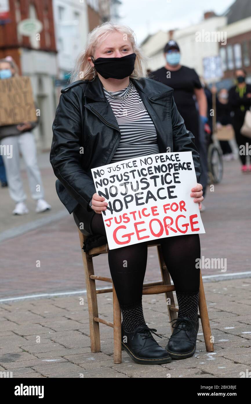 Hereford, Herefordshire, Großbritannien – Donnerstag, 4. Juni 2020 – Protestierende versammeln sich in Hereford als Teil der Black Lives Matter ( BLM ) Kampagne in Erinnerung an George Floyd, der kürzlich von Polizeibeamten in Minneapolis, Minnesota, USA getötet wurde. Die Anzahl der Gäste wurde auf ca. 800 geschätzt. Foto Steven May / Alamy Live News Stockfoto