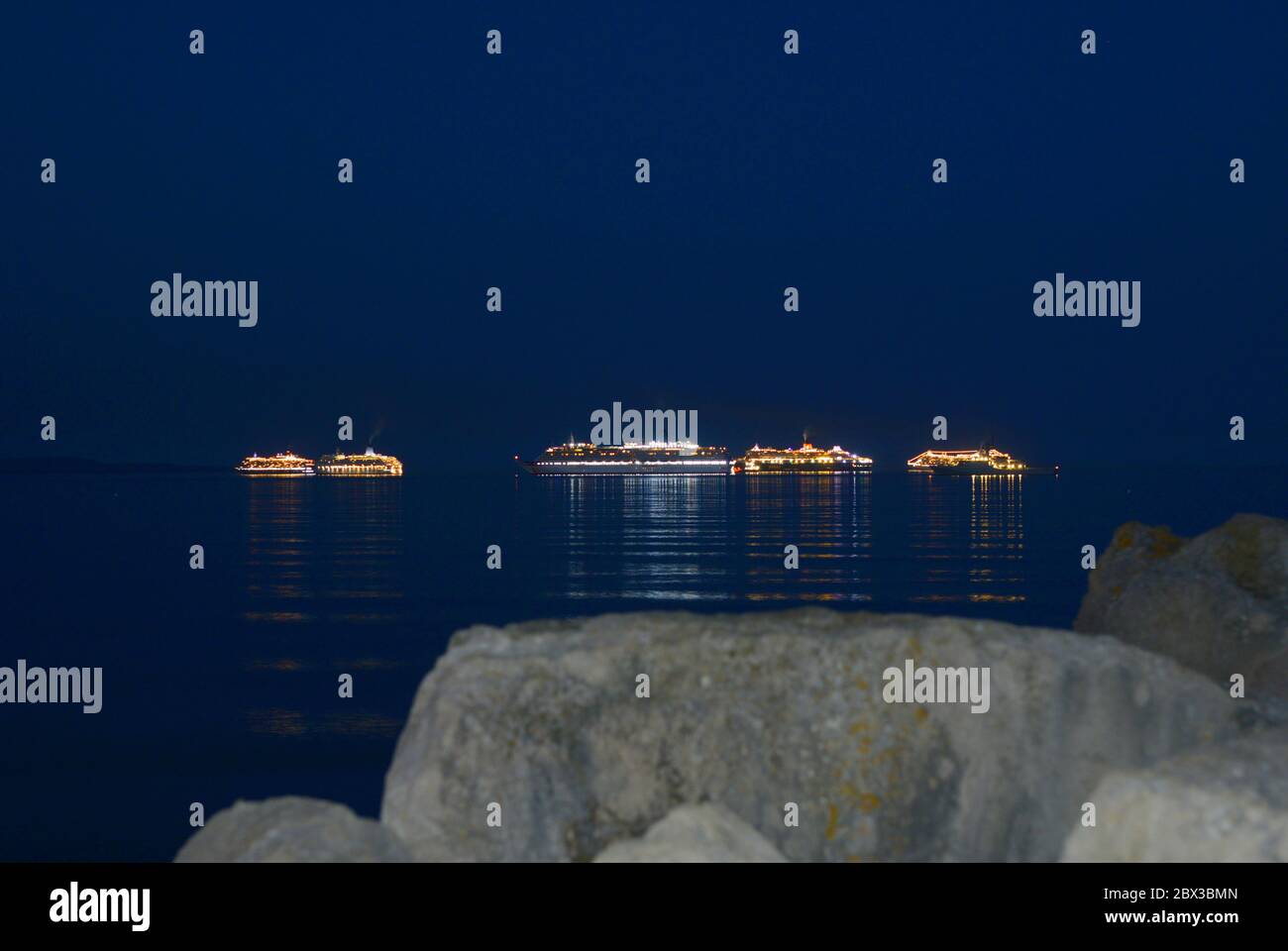Die gesamte P&O-Kreuzfahrtschiffflotte ankerte während der Coronavirus-Sperre in Weymouth Bay, Dorset, Großbritannien Stockfoto