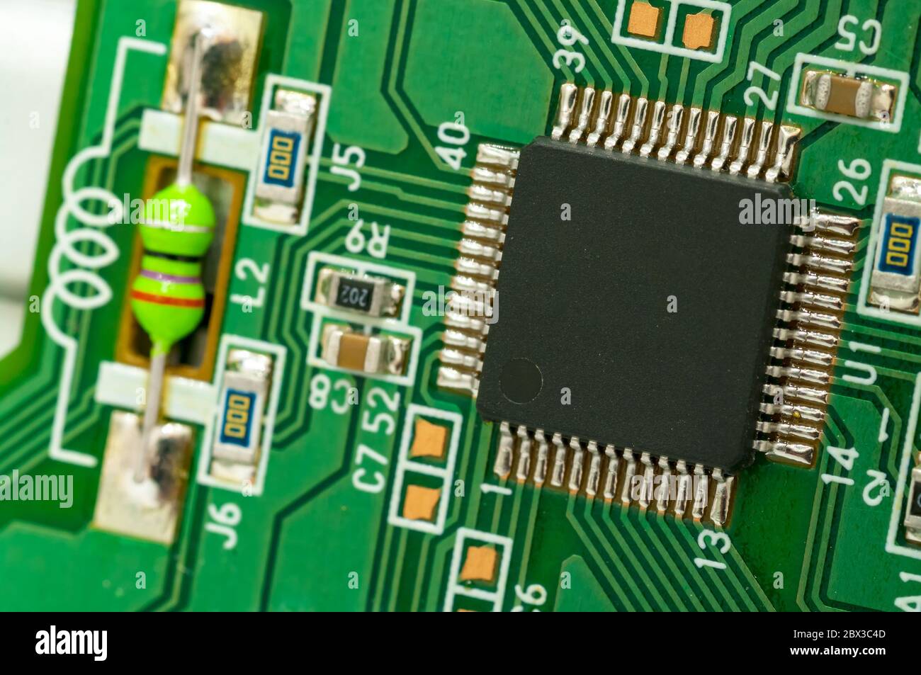 Single-Chip-Controller auf Leiterplatte mit Umreifung Stockfoto