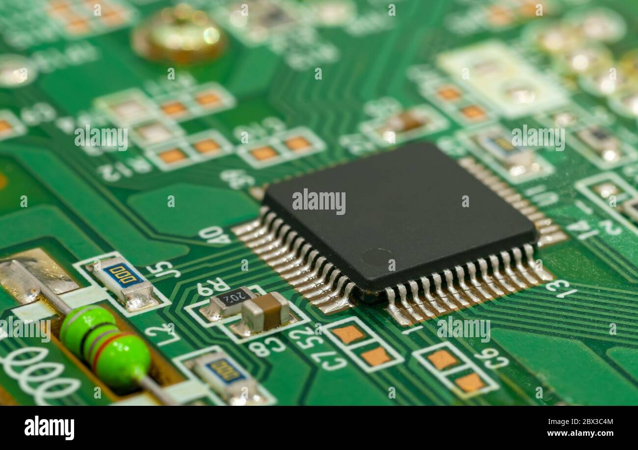 Single-Chip-Controller auf Leiterplatte mit Umreifung Stockfoto