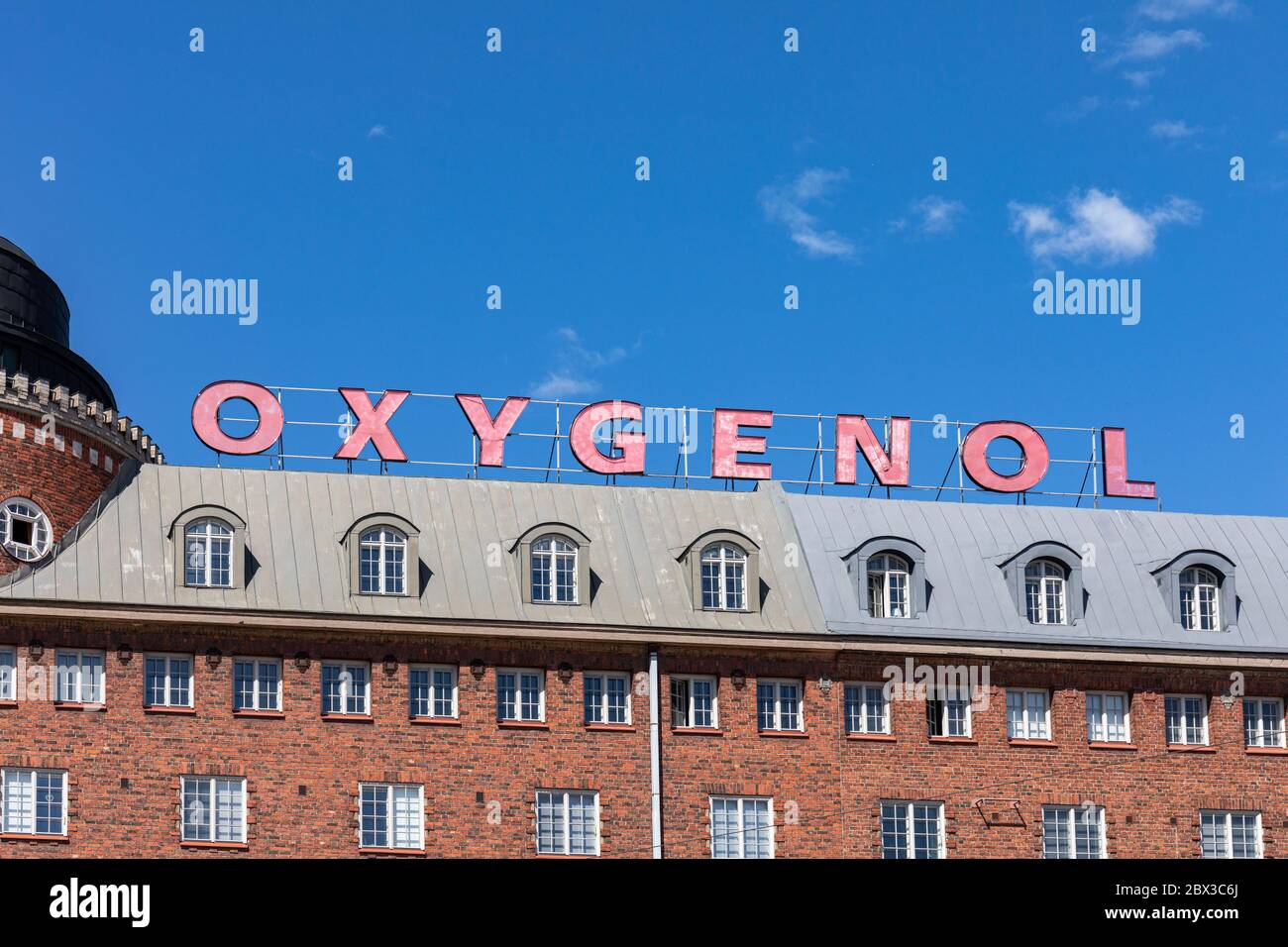 Ikonische Oxygenol Zahnpasta Lichtbrief-Anzeige auf Arena Gebäude seit Anfang der 50er Jahre im Hakaniemi Bezirk in Helsinki, Finnland Stockfoto