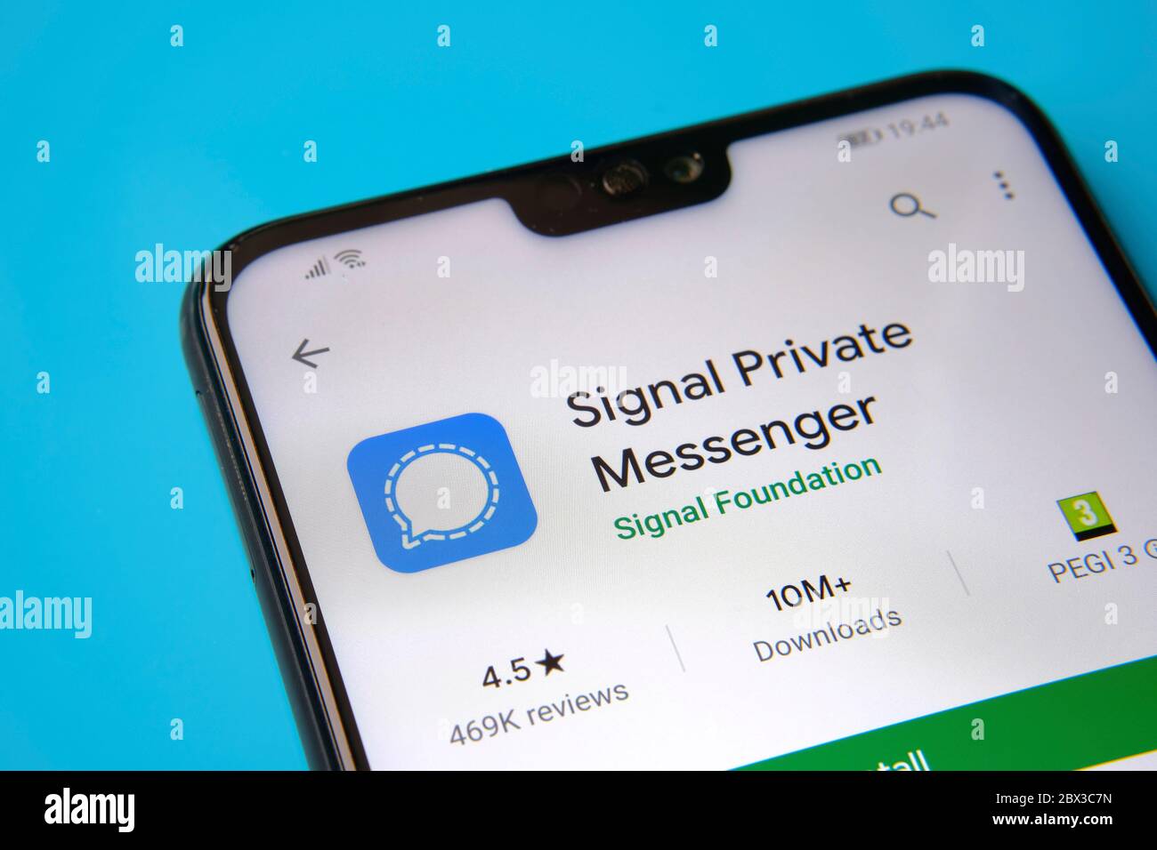 Stone / Großbritannien - 4. Juni 2020: Signal Private Messenger App in Google Play auf dem Smartphone-Bildschirm gesehen. Signal App ist ein verschlüsselter Messenger. Stockfoto