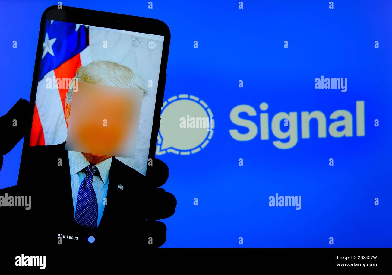 Stone / Großbritannien - 4. Juni 2020: Silhouette des Smartphones mit verschwommenem Gesicht und Signal-App-Logo auf dem Hintergrund. Foto aufgenommen von Signal Messenge Stockfoto