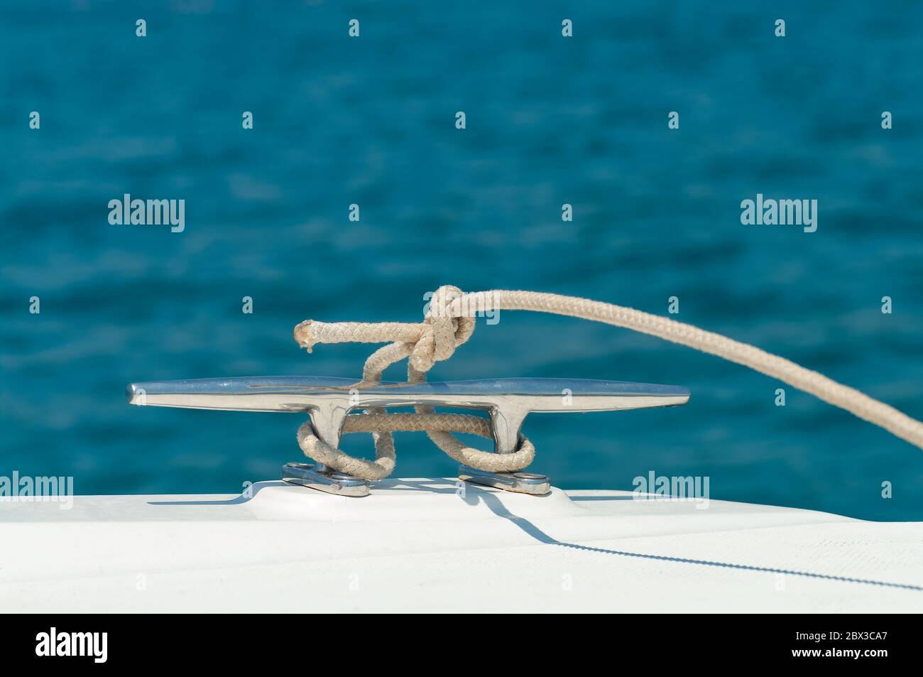 Detailbild von Yacht Seilklammers auf Segelboot Deck Stockfoto