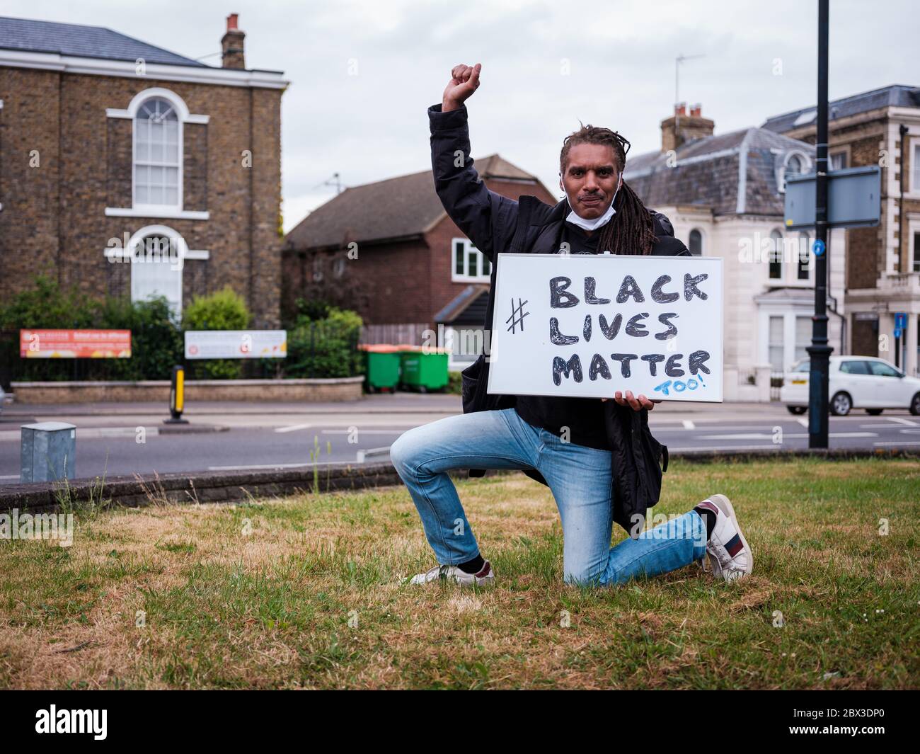 Juni 2020. Rochester, Kent. Vereinigtes Königreich. Protestor Mike Bousquet nimmt während eines Black Lives Matter Protests in England das Knie Stockfoto